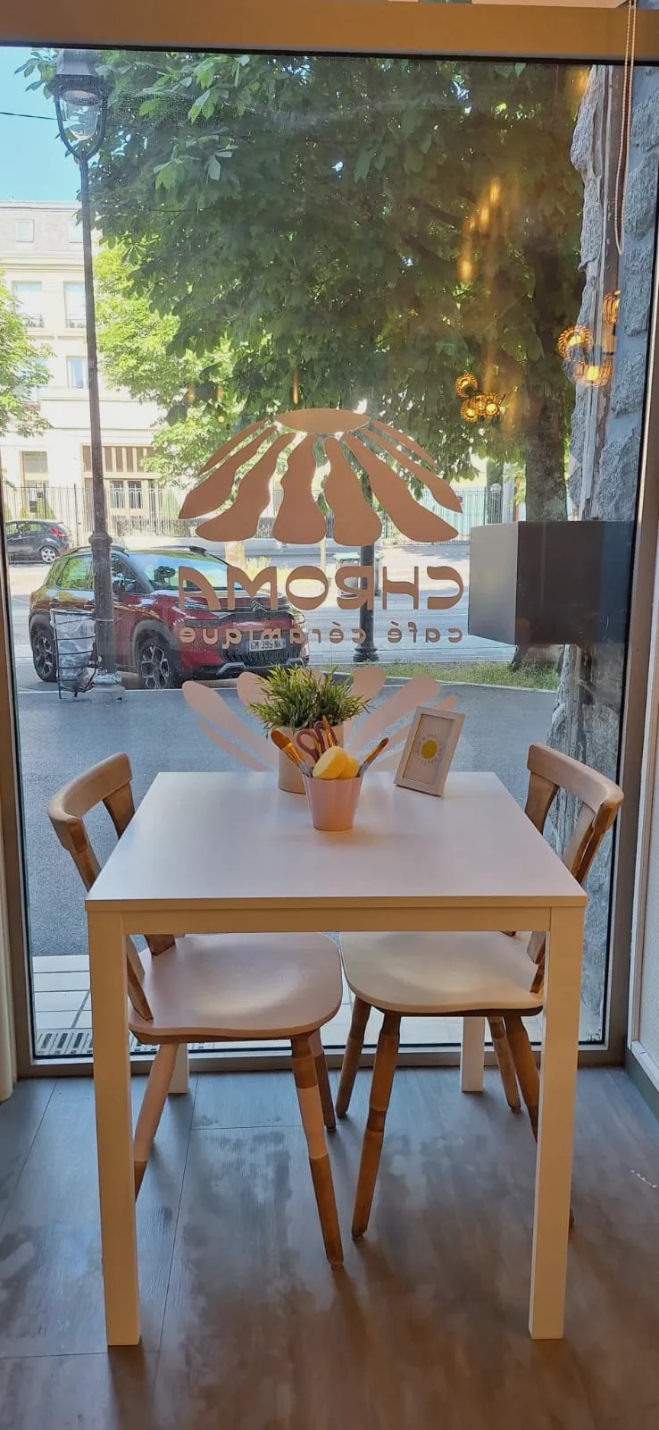 Table près de la vitrine avec vue sur la rue