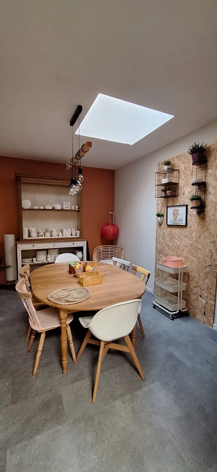 Grande table conviviale baignée de lumière chez Chroma